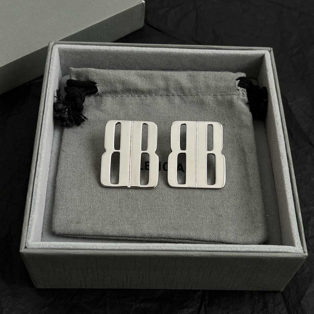 】 巴黎世家 Balenciaga 耳钉  简单大方 大牌金质感饱满 ，搭配衣服超好看 ！