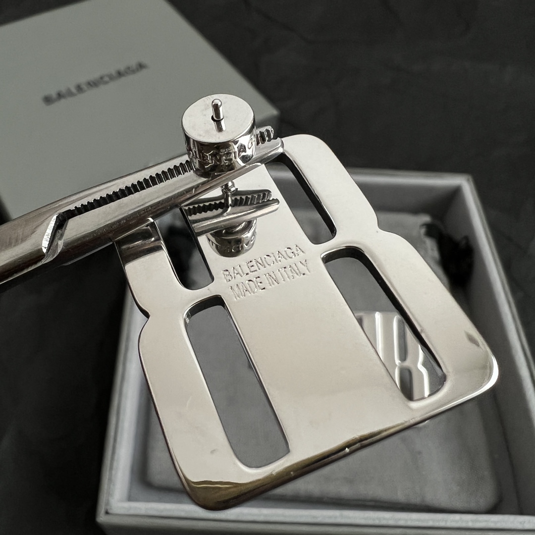】 巴黎世家 Balenciaga 耳钉  简单大方 大牌金质感饱满 ，搭配衣服超好看 ！