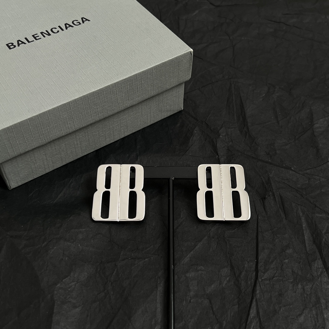 】 巴黎世家 Balenciaga 耳钉  简单大方 大牌金质感饱满 ，搭配衣服超好看 ！