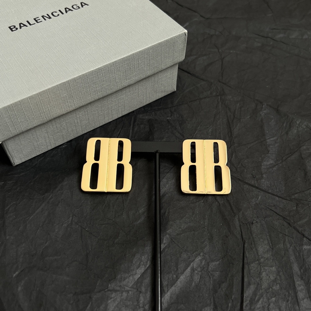 】 巴黎世家 Balenciaga 耳钉  简单大方 大牌金质感饱满 ，搭配衣服超好看 ！
