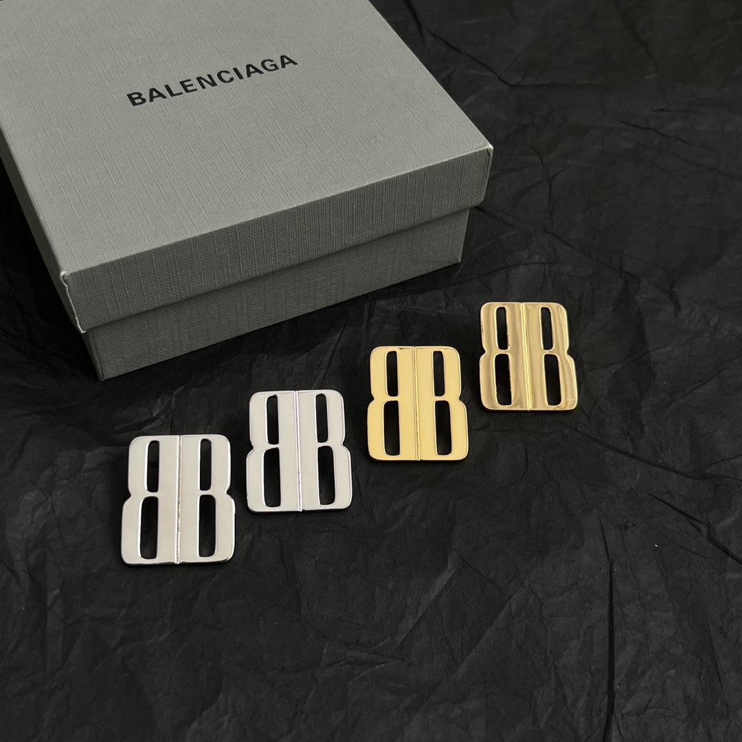 】 巴黎世家 Balenciaga 耳钉  简单大方 大牌金质感饱满 ，搭配衣服超好看 ！