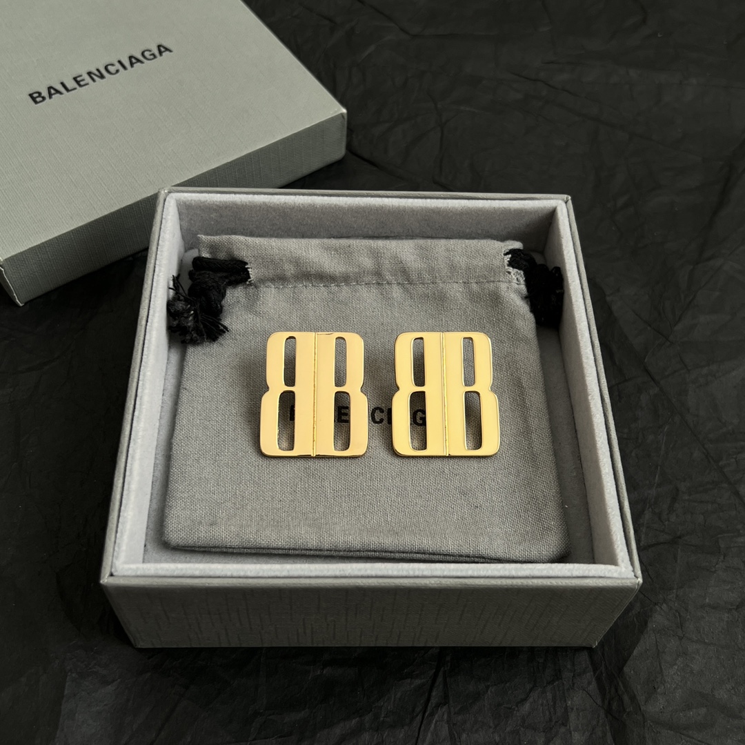 】 巴黎世家 Balenciaga 耳钉  简单大方 大牌金质感饱满 ，搭配衣服超好看 ！