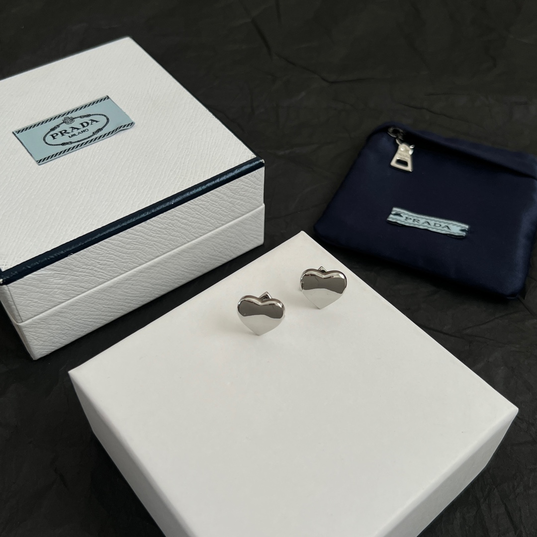 【】PRADA 普拉达 三角形 耳钉 爆款新品 精致耐看 华丽登场，整体细节非常令人惊喜，典雅而时尚，突