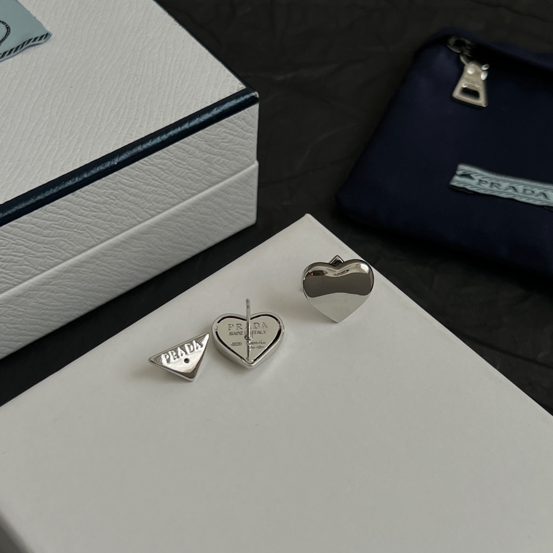 【】PRADA 普拉达 三角形 耳钉 爆款新品 精致耐看 华丽登场，整体细节非常令人惊喜，典雅而时尚，突