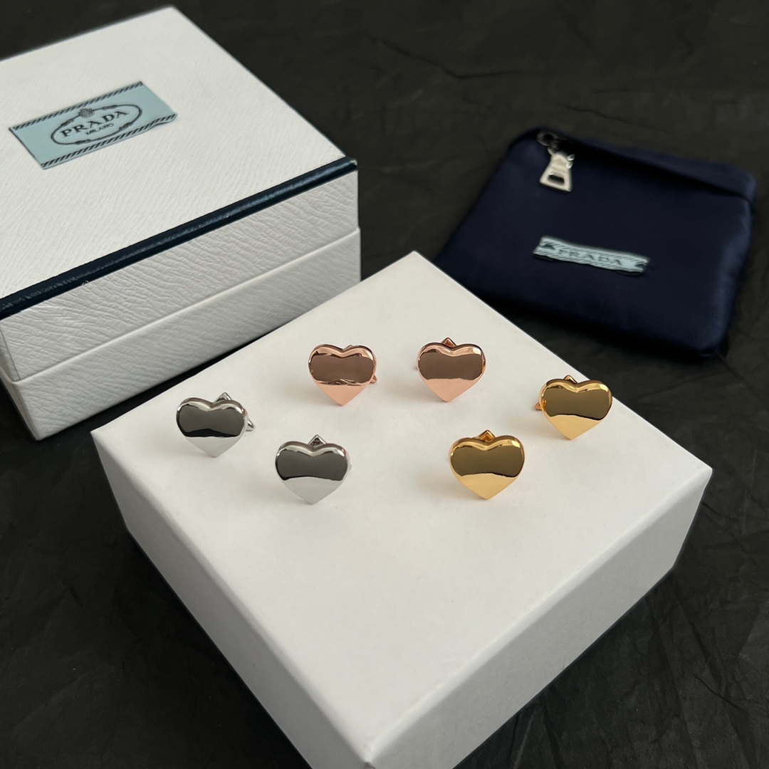 【】PRADA 普拉达 三角形 耳钉 爆款新品 精致耐看 华丽登场，整体细节非常令人惊喜，典雅而时尚，突