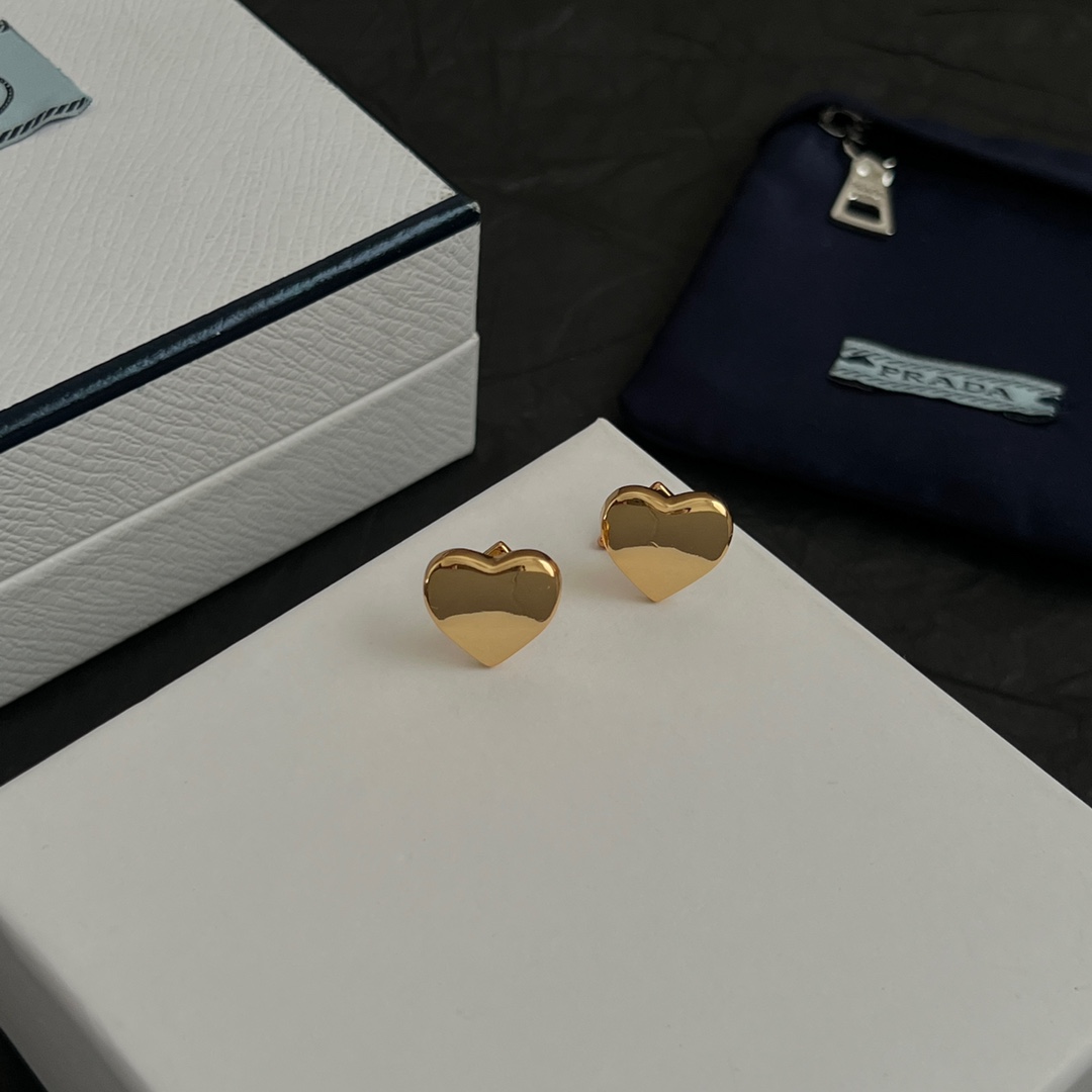 【】PRADA 普拉达 三角形 耳钉 爆款新品 精致耐看 华丽登场，整体细节非常令人惊喜，典雅而时尚，突