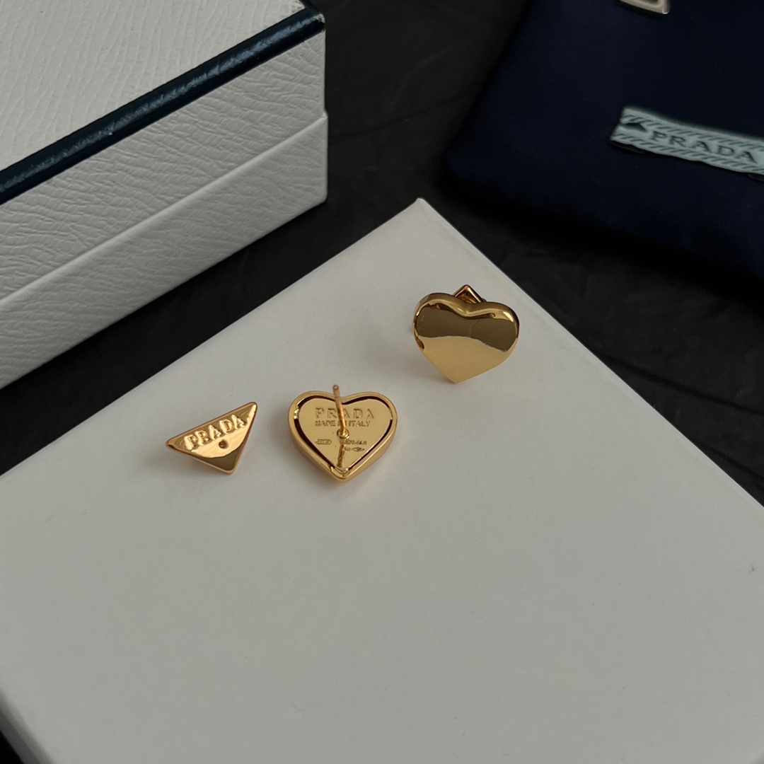 【】PRADA 普拉达 三角形 耳钉 爆款新品 精致耐看 华丽登场，整体细节非常令人惊喜，典雅而时尚，突