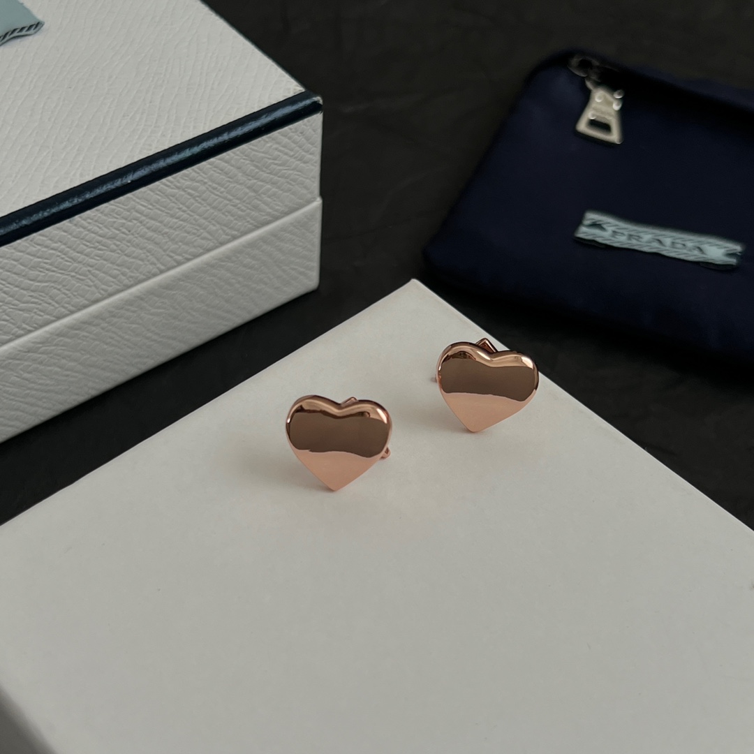 【】PRADA 普拉达 三角形 耳钉 爆款新品 精致耐看 华丽登场，整体细节非常令人惊喜，典雅而时尚，突