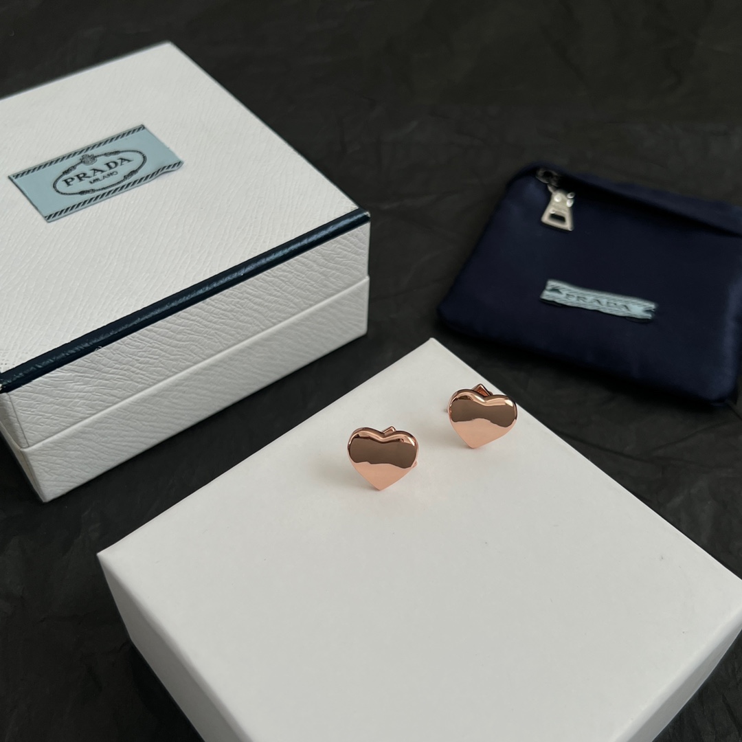 【】PRADA 普拉达 三角形 耳钉 爆款新品 精致耐看 华丽登场，整体细节非常令人惊喜，典雅而时尚，突