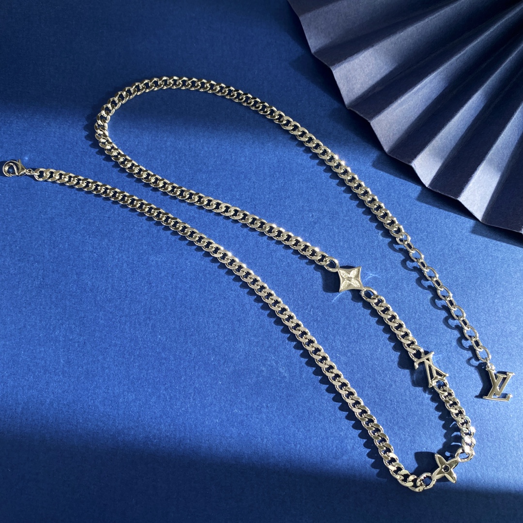  LU92 69 69
LV路易威登欧美时尚个性经典光面老花菱形花LV字母项链 黄铜材质 金银玫3个色 