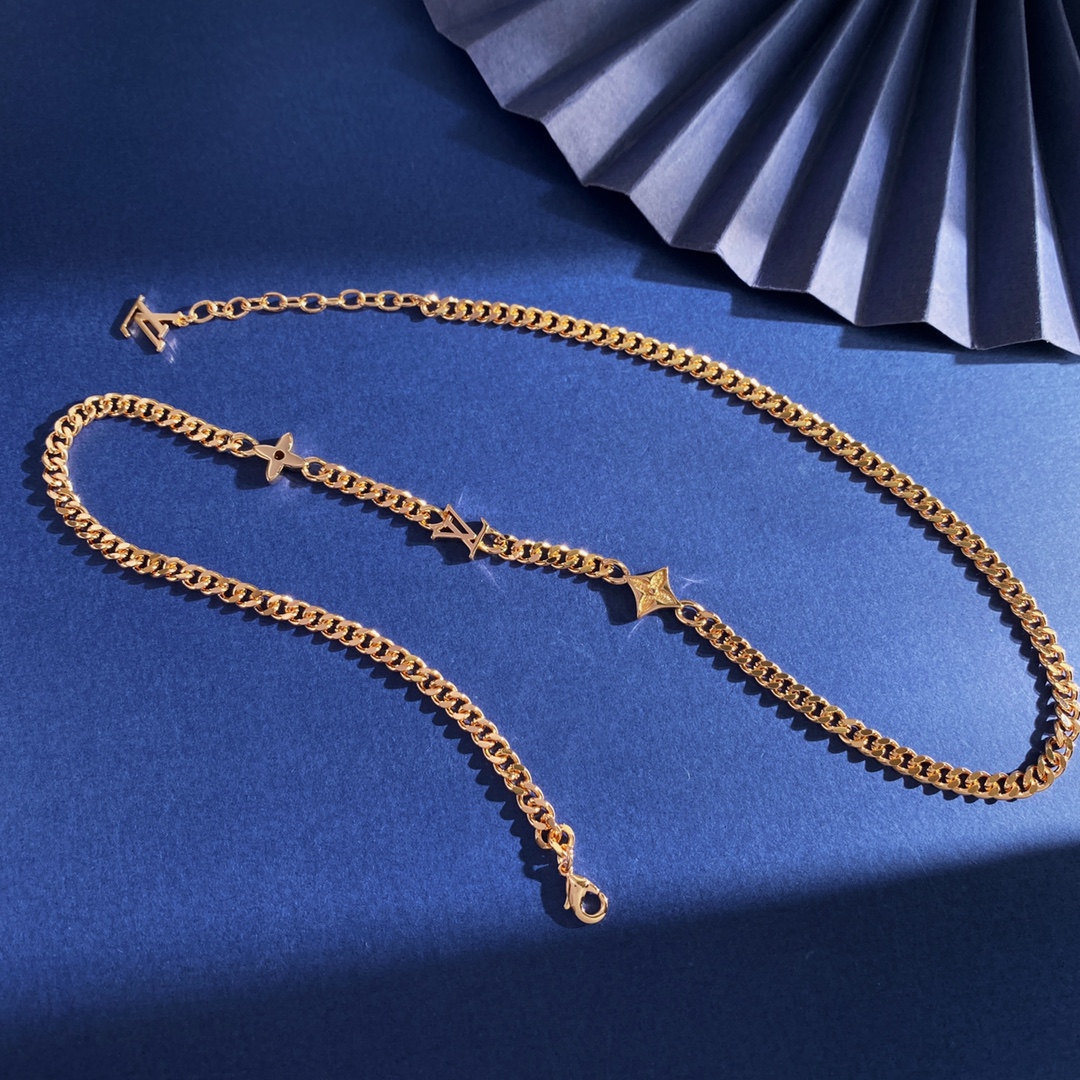  LU92 69 69
LV路易威登欧美时尚个性经典光面老花菱形花LV字母项链 黄铜材质 金银玫3个色 