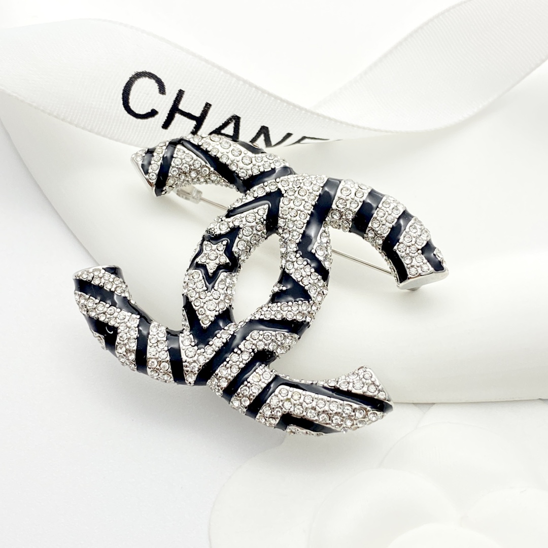  编码A596   
🛍香奈儿胸针热销款🔥爆上新🆕🆕🆕一致专柜🆕
😎CHAN 23 黑白水钻双c胸针
💎
