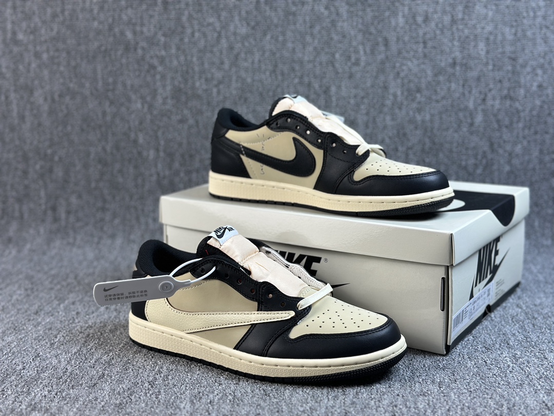 核心主推好价 Travis Scott x Fragment x Air Jordan 1 Low TS联名倒勾低帮板鞋 DM7866-201 错版灵感来源于洛杉矶球鞋店铺收到一双特别的错版 Air Jordan 1“Gold Toe” 的倒钩 勾子倒过来 之后抄近20000美元 研发出反向勾的设计