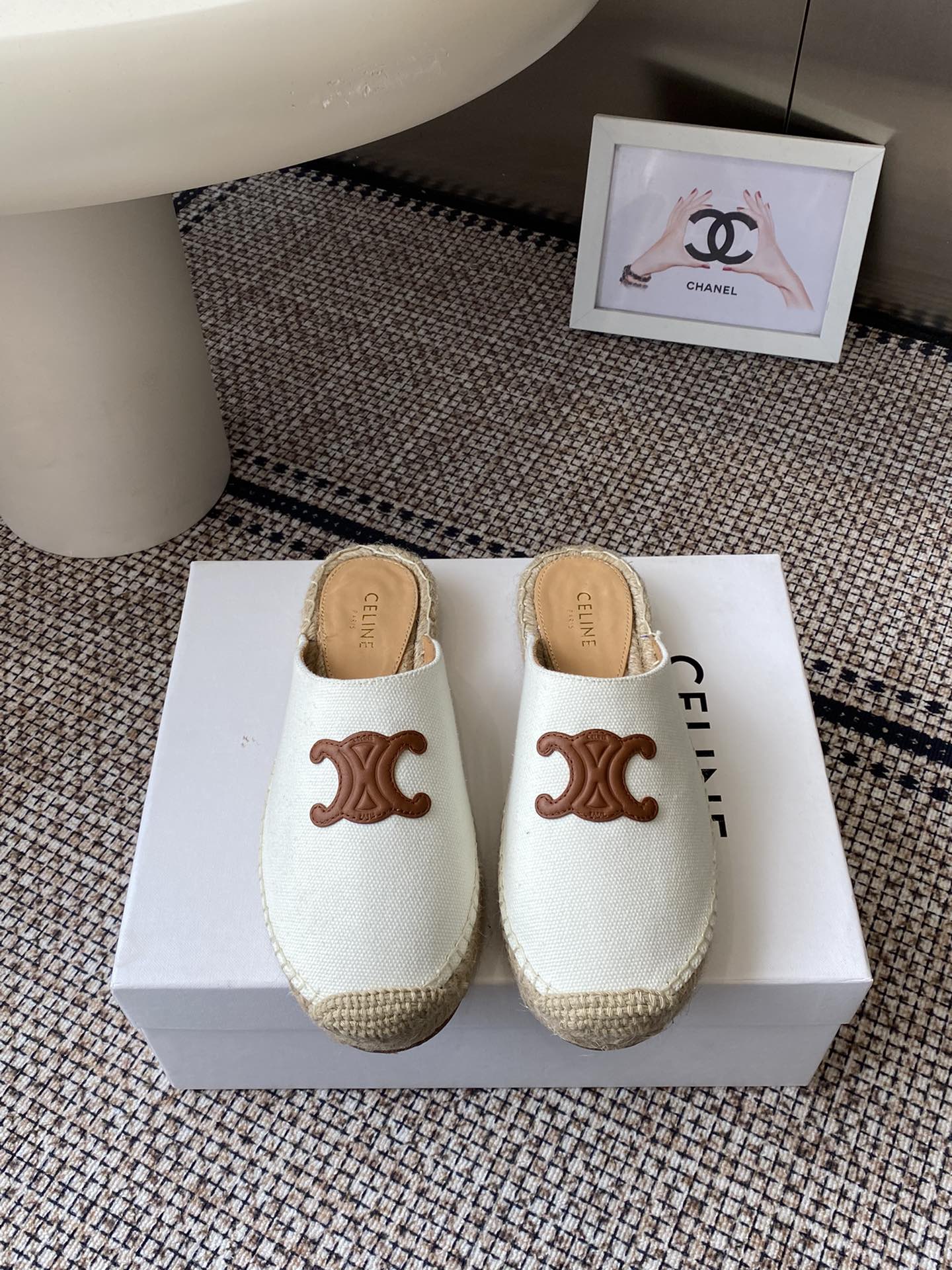 NO:511874,Celine Silin, the latest Arc de Triomphe fisherman shoes in spring and summer, many celebrities and celebrities grow grass, a counter is hard to find, classic and timeless shoe shape, simple design, highly recognizable brand tone, material, imported frosted cowhide, logo embossing process, one foot, one foot, single shoe, rope braided, rope sole, paired with rubber sole, open and close, very comfortable on the foot, size 35-40 (40 custom made, no return or exchange), semi-torch, celine, espadrilles, cowhide19860909Celine思琳 春夏最新款凯旋门渔夫鞋 超多明星网红种草 专柜一鞋难求 经典永不过时的鞋型 简约的设计 极具辨识度的品牌调性 材质 磨砂牛皮进口透气布logo压花工艺 一脚蹬懒人鞋 单鞋款绳编麻绳底 搭配橡胶鞋底一脚蹬开合 上脚非常舒适码数35-40（40订做不退不换）,半拖,celine,espadrilles,cowhide,Women's Shoes