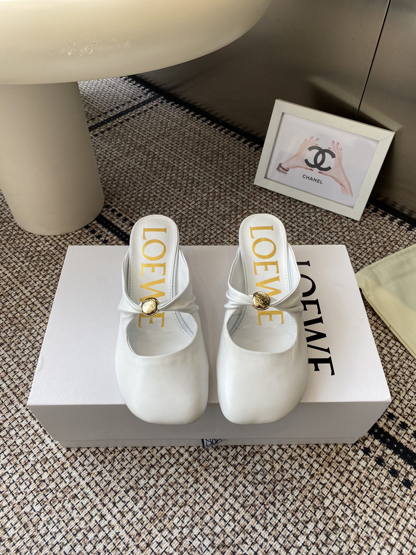 NO:511878,LOEWE 25ss Spring and Summer New Fashion Sandals This year's popular brand, many celebrity fashion bloggers plant grass, little fairies who like this style must buy it, simple line design, the upper uses imported bows and handmade Australian diamonds, mixed-bred sheepskin inside, delicate leather, very comfortable to put on the feet, original molded beef tendon wear-resistant and non-slip sole, Size: 35-40 (40 custom made without return), semi-torque, loewe, loewe, sandals, sheepskin19860909LOEWE 罗意威 25ss春夏新品时装凉鞋  今年超火的品牌 好多明星网红时尚博主种草 喜欢这种风格的小仙女必须要入手哦 简约的线条设计 鞋面采用进口蝴蝶结手工澳钻 内里混种羊皮 皮料细腻上脚非常舒适 原版开模牛筋耐磨防滑大底 码数: 35-40（40定做不退换）,半拖,loewe,loewe,sandals,sheepskin,Women's Shoes