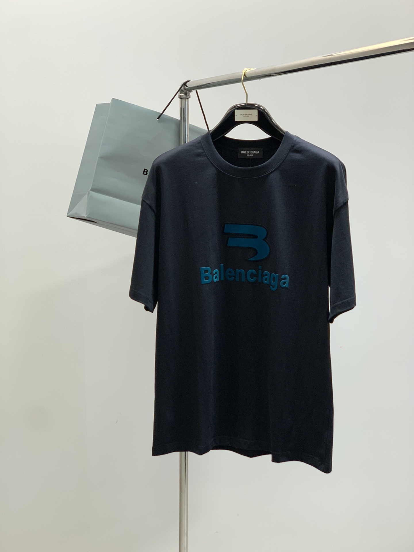 NO:450627,,Balenciaga Balenciaga, the latest summer model, the counter is available at the same time, original singles, hot fashion casual round neck short-sleeved T-shirt, imported original fabric, unique design, top-grade printing craft letter pattern decoration logo, simple and fashionable, handsome upper body, complete three standards, 2 colors recommended, code number M-2XL,,balenciaga,balenciaga,T-shirt,tees,t-shirt,alexander wang19860909,Balenciaga 巴黎世家,夏季最新款,专柜同步有售,原单狠货,爆款时尚休闲圆领短袖T恤,进口原版面料,独特设计,顶级印花工艺字母图案装饰logo,简约时尚 ,上身帅气,三标齐全,2色推荐,码数M-2XL,,balenciaga,balenciaga,T-shirt,tees，t-shirt,alexander wang,Men's clothing