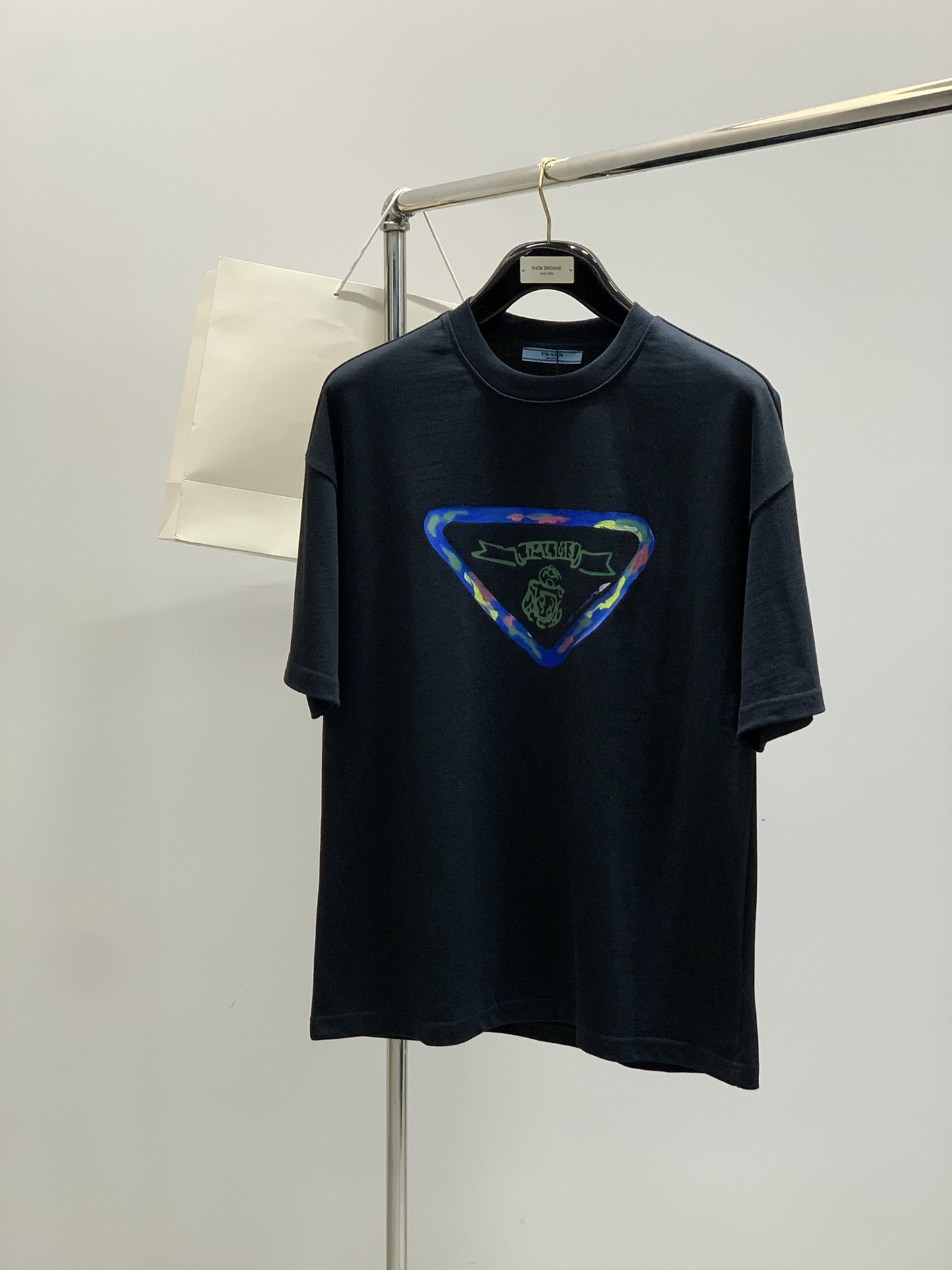 NO:450665,,PRADA Prada, the latest summer products, available at the counter at the same time, fashionable and casual round neck short-sleeved T-shirt, imported original fabric, extremely complex workmanship, the only channel to be used as a purchasing agent level, top-level printing craft letter pattern logo, extremely high grade, comfortable and versatile, handsome and stylish upper body, 2 colors recommended, code number M-2XL,,prada,prada,T-shirt,tees,t-shirt,alexander wang19860909,PRADA 普拉达,夏季最新品,专柜同步有售,时尚休闲圆领短袖T恤,进口原版面料,做工极为复杂,唯一可以做代购级别的渠道狠货,顶级印花工艺字母图案logo,档次极高,舒适百搭,上身帅气有型,2色推荐,码数M-2XL,,prada,prada,T-shirt,tees，t-shirt,alexander wang,Men's clothing