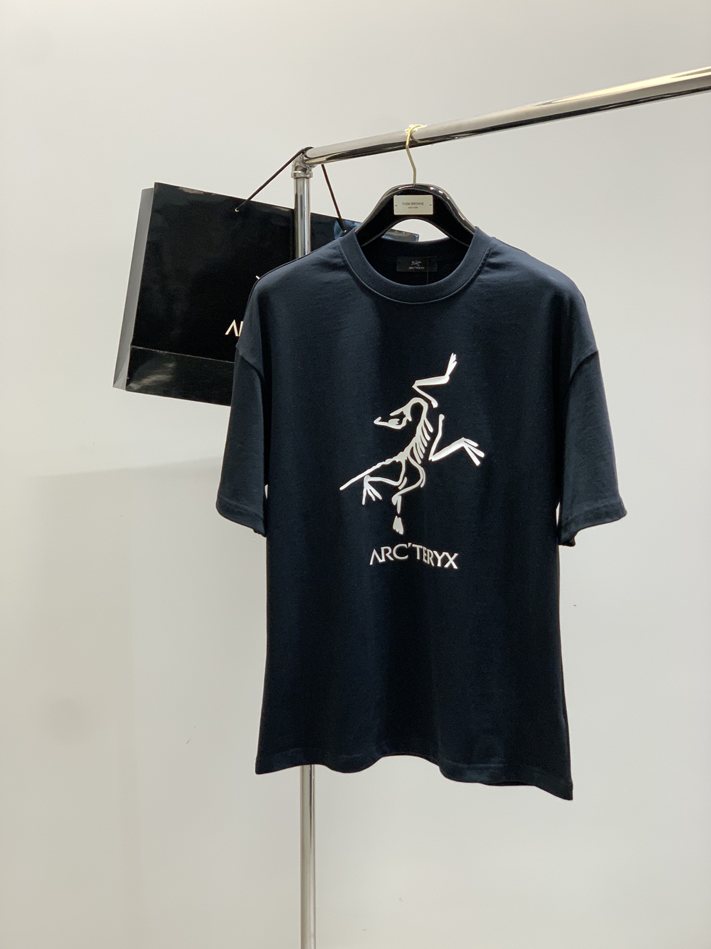 NO:450622,,ARCTERYX Archaeoptera bird, new summer AW products, fashionable and casual round neck short-sleeved T-shirts, available at the same time for counters, original singles, imported original fabrics, extremely complex craftsmanship, fairly elegant and fashionable visuals, noble and elegant, from the main fabric to the detailed craftsmanship, showing the ingenuity of fashion, 2 colors recommendations, codes M-2XL, arc'teryx, T-shirt,tees, t-shirt, alexander wang19860909,ARCTERYX 始祖鸟,夏季AW新品,时尚休闲圆领短袖T恤,专柜同步有售,原单狠货,进口原版面料,工艺极度复杂,视觉相当雅致时髦,高贵而优雅,从主体面料到细节工艺,彰显时装的匠心所在,2色推荐,码数M-2XL,arc'teryx,T-shirt,tees，t-shirt,alexander wang,Men's clothing