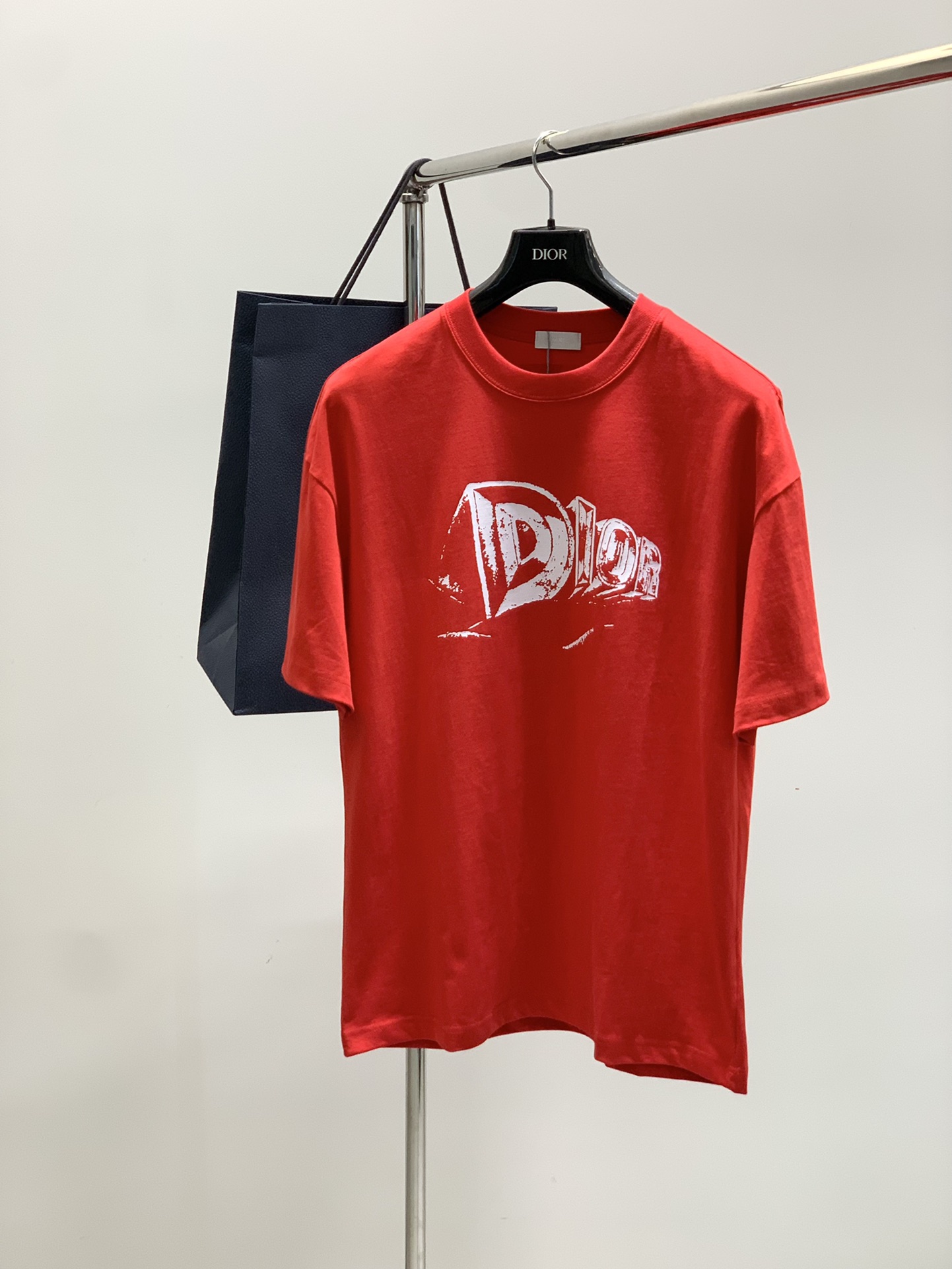 NO:450653,,Dior Dior, new summer products, available at the same time for counters, simple and fashionable casual round neck short-sleeved T-shirt, original imported fabric, comfortable and breathable, top-grade printing craft letter pattern logo, extremely high-end, unique design, fashionable and handsome on the upper body!  2 colors recommended, code number M-2XL, dior, dior, T-shirt, tees, t-shirt, alexander wang19860909,Dior 迪奥, 夏季新品,专柜同步有售,简约时尚休闲圆领短袖T恤,原版进口面料,舒适透气,顶级印花工艺字母图案logo,档次极高,独特设计,上身时尚帅气！2色推荐,码数M-2XL,,dior,dior,T-shirt,tees，t-shirt,alexander wang,Men's clothing