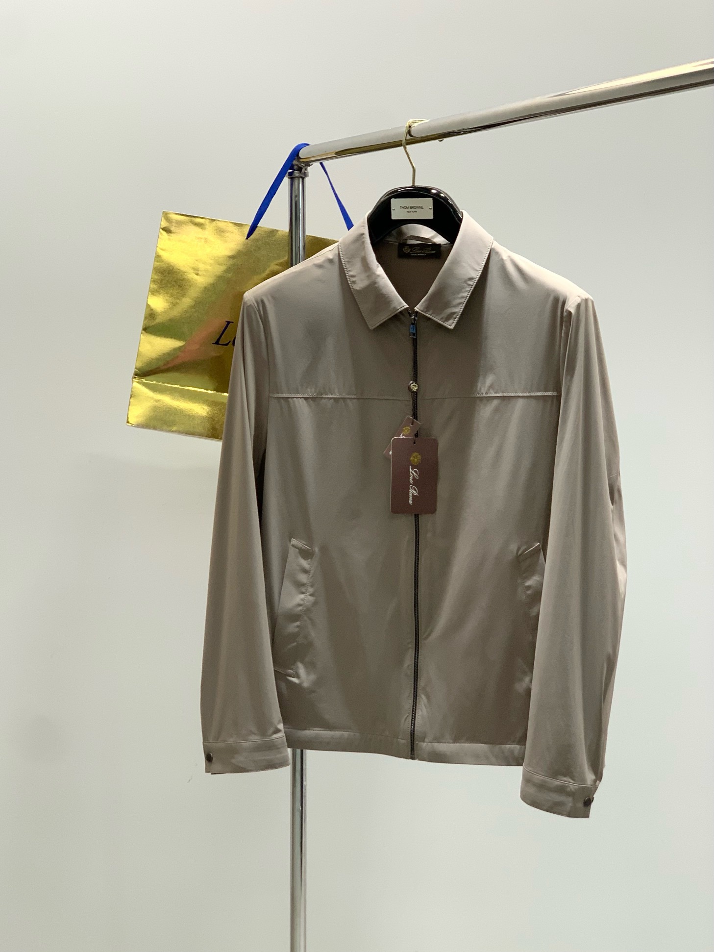 NO:450658,,LP New ultra-thin sun protection jacket material nylon spandex Suitable seasons Spring, Autumn, Summer Collar lapel Sleeve long sleeves Sleeve regular sleeves Sleeve regular sleeves Sleeve regular fit style Other Thickness Regular Size M-4XL M L XL2XL3XL 4XL Length 69 71 73 75 76 78 Bust 106110 114 118 122 126 Shoulder width 44 46.47 48 49 51 Sleeve length 60 61 62 6465 66,,loro piano,jackets & coats,alexander wang19860909,LP 新款超薄 防晒 夹克 材质锦纶 氨纶 适用季节春 秋,夏 领型翻领 袖长长袖 袖型常规袖 衣长常规 版型合身 款式其他 厚度常规 尺码 M-4XL  M L XL2XL3XL 4XL  衣长 69 71 73 75 76 78 胸围 106110 114 118 122 126 肩宽 44 46.47 48 49 51 袖长 60 61 62 6465 66,,loro piana,jackets & coats,alexander wang,Men's clothing