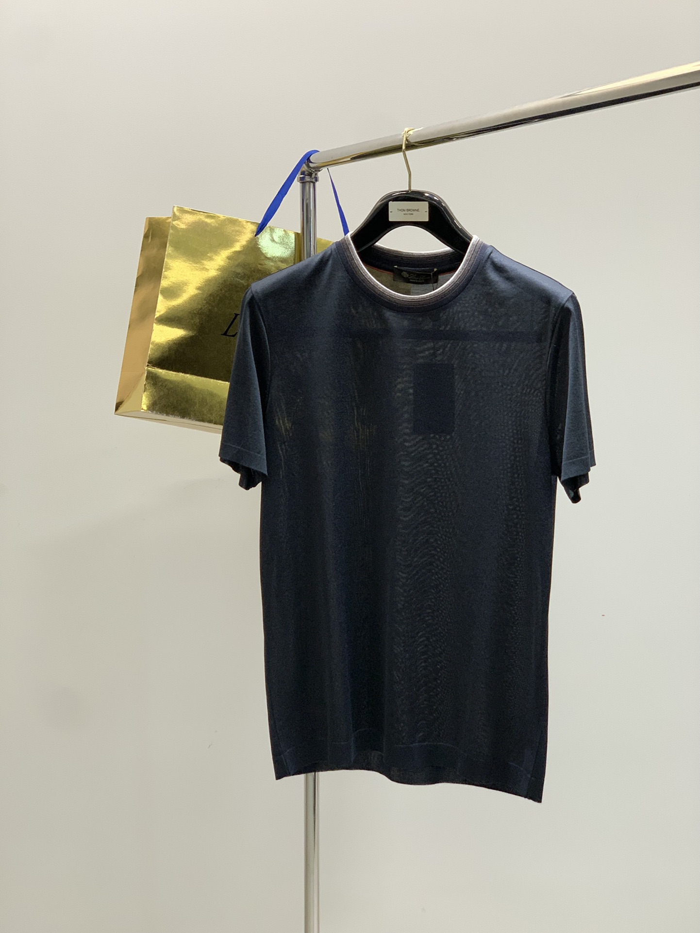 NO:450640,,LP round neck short sleeves Material cotton polyester fiber Suitable for seasons Spring, Summer and Autumn, collar round neck Sleeve long and short sleeves Sleeve regular sleeves Sleeve regular sleeves Sleeve regular sleeves Sleeve regular fit style Other Thickness Regular Size 48-56 4850 52 54 56 Length 6667 6971 73 Shoulder width 4344 46 47.5 49 Bust 4951 53 55 57 Sleeve length 20.52121.5 2222.5,,loro piano,T-shirt,alexander wang19860909,LP 圆领 短袖 材质棉 聚酯纤维 适用季节春 夏 秋, 领型圆领 袖长短袖 袖型常规袖 衣长常规 版型合身 款式其他 厚度常规 尺码 48-56  4850 52 54 56 衣长 6667 6971 73  肩宽 4344 46 47.5 49 胸围 4951 53 55 57 袖长20.52121.5 2222.5,,loro piana,T-shirt,alexander wang,Men's clothing