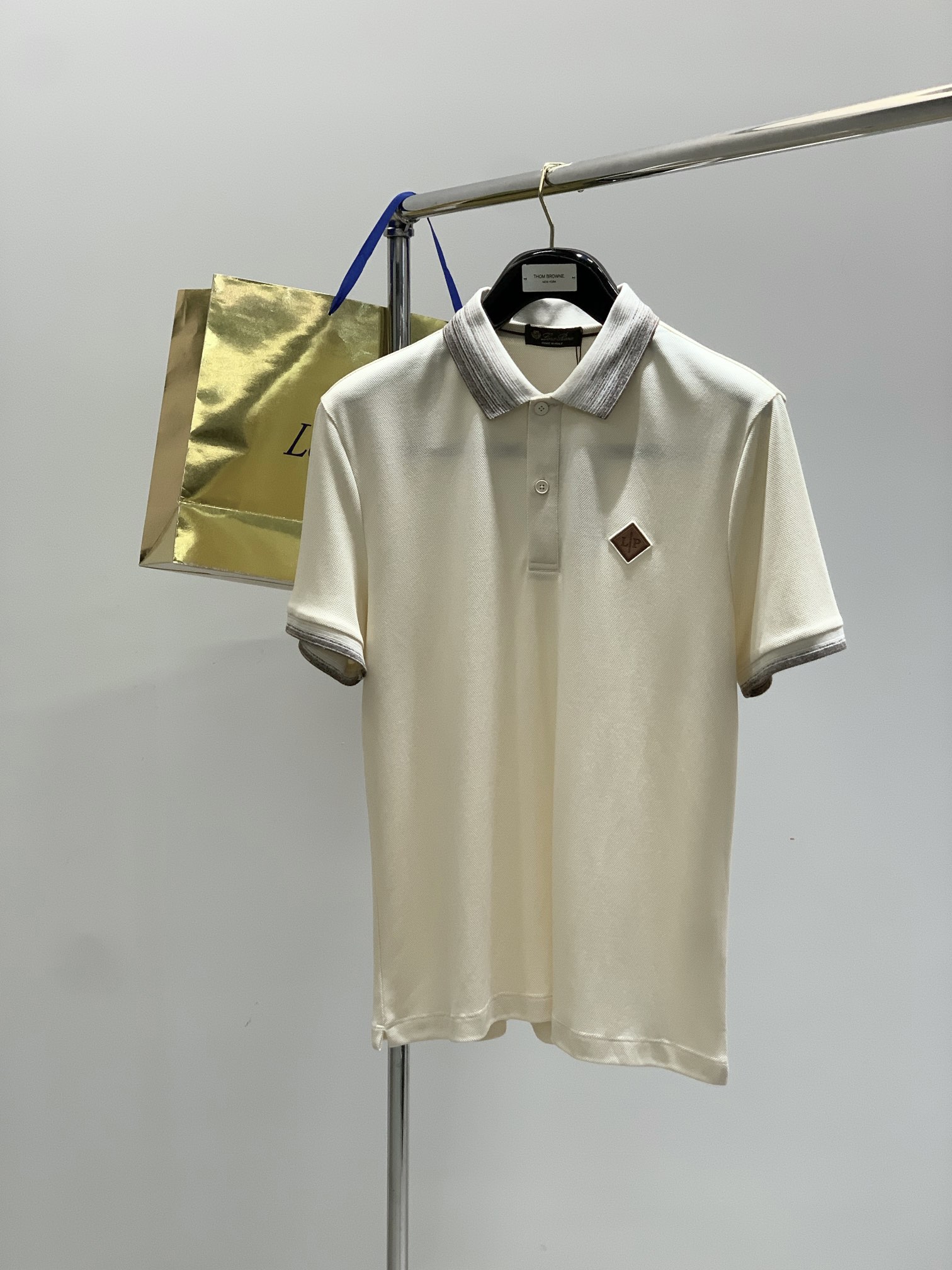 NO:450646,,LP lapel Short sleeves Material cotton Modal Polyester fiber Suitable for seasons Spring, Summer and Autumn, Collar lapel Sleeve long and short sleeves Sleeve regular sleeves Sleeve regular sleeves Sleeve regular sleeves Sleeve regular fit style Other Thickness Regular Size 48-56 4850 52 54 56 Length 6667 6971 73 Shoulder width 4344 46 47.5 49 Bust 4951 53 55 57 Sleeve length 20.52121.5 2222.5,,loro piano,T-shirt,alexander wang19860909,LP 翻领 短袖 材质棉 莫代尔 聚酯纤维 适用季节春 夏 秋, 领型翻领 袖长短袖 袖型常规袖 衣长常规 版型合身 款式其他 厚度常规 尺码 48-56  4850 52 54 56 衣长 6667 6971 73  肩宽 4344 46 47.5 49 胸围 4951 53 55 57 袖长20.52121.5 2222.5,,loro piana,T-shirt,alexander wang,Men's clothing