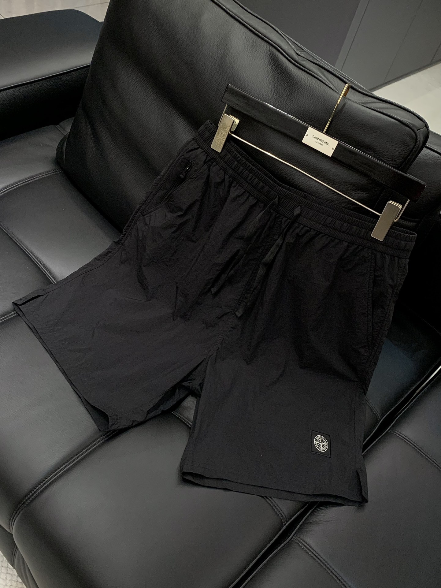 Stone Island Sand Shorts: Classic Style, Polyester Fabric, Customized Sizes Available. - 图片 3