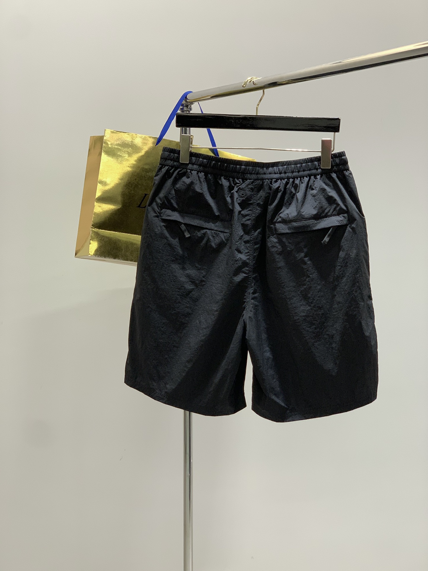Stone Island Sand Shorts: Classic Style, Polyester Fabric, Customized Sizes Available. - 图片 2
