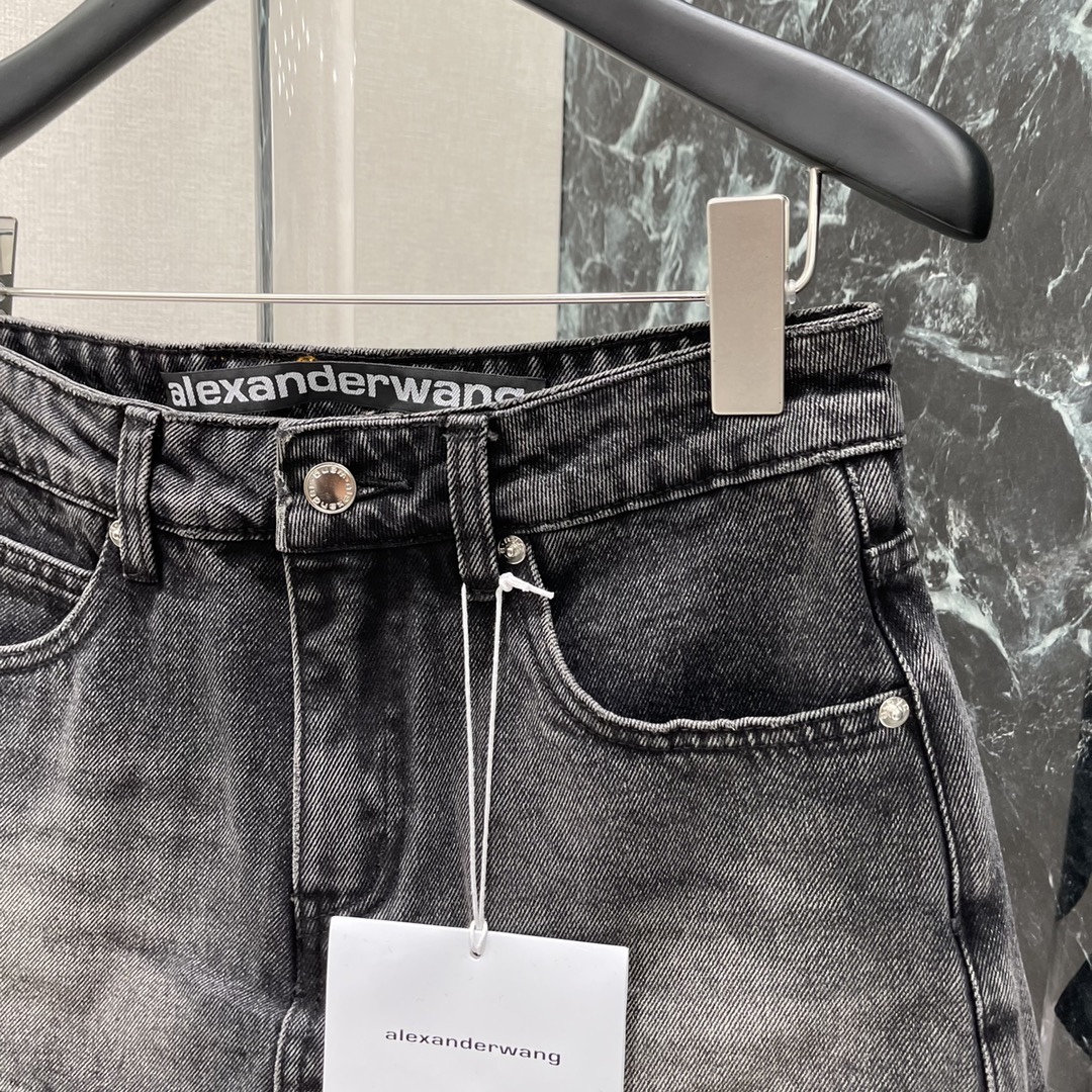 Fashion Update: Single Female Suit with Short Jeans and Half Skirts - 图片 3