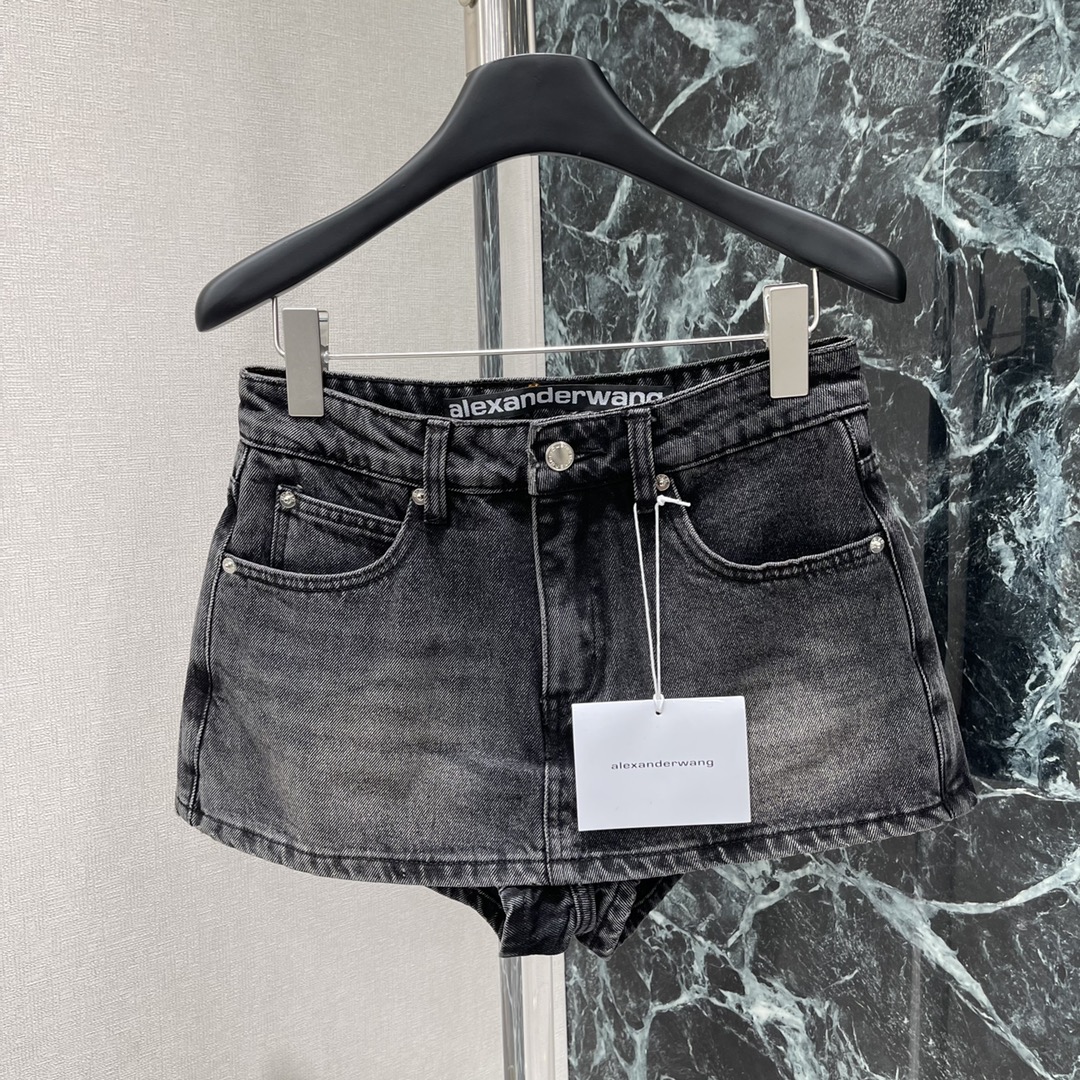 Fashion Update: Single Female Suit with Short Jeans and Half Skirts - 图片 2