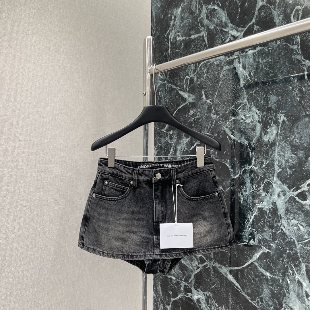 Fashion Update: Single Female Suit with Short Jeans and Half Skirts - 图片 1