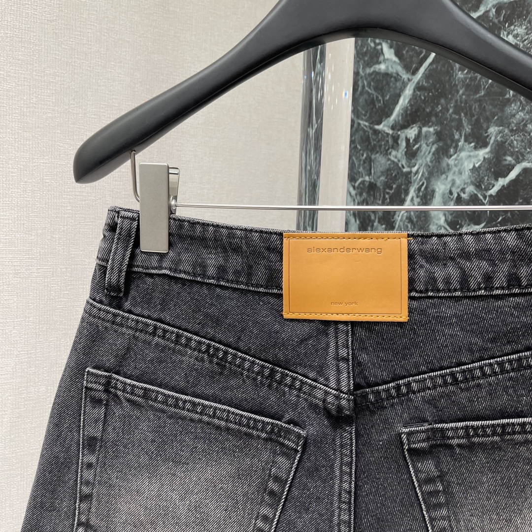 Fashion Update: Single Female Suit with Short Jeans and Half Skirts - 图片 7