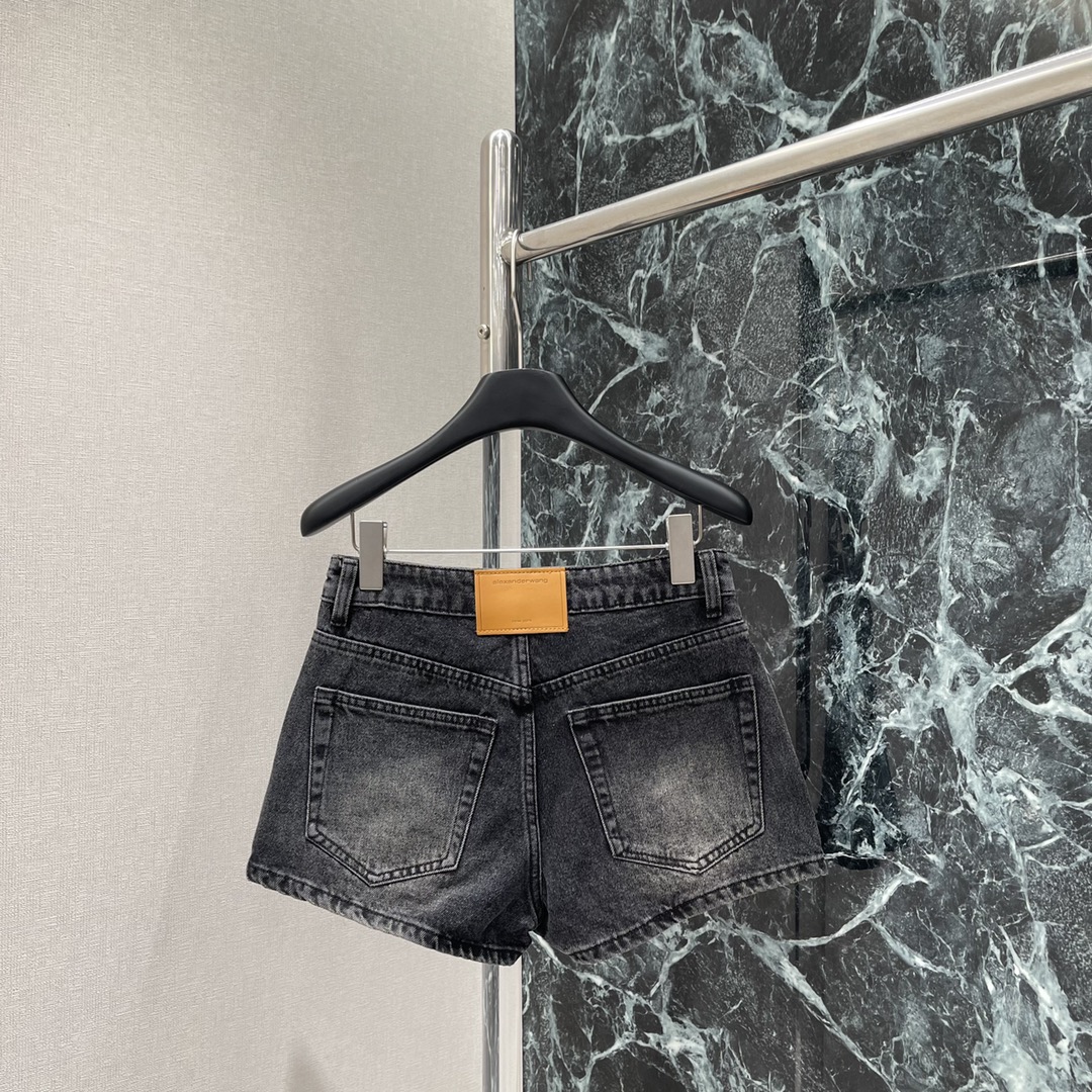 Fashion Update: Single Female Suit with Short Jeans and Half Skirts - 图片 8