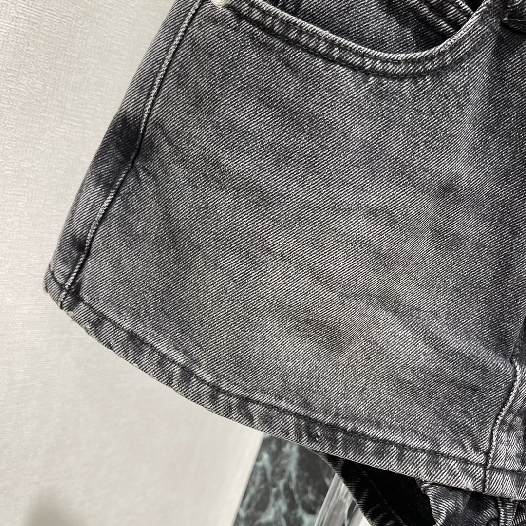 Fashion Update: Single Female Suit with Short Jeans and Half Skirts - 图片 4