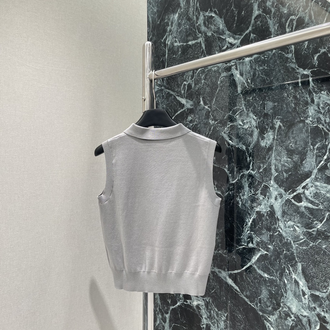 Stylish Single-Size Female Suit with Unique Design and Loose Fit - 图片 3