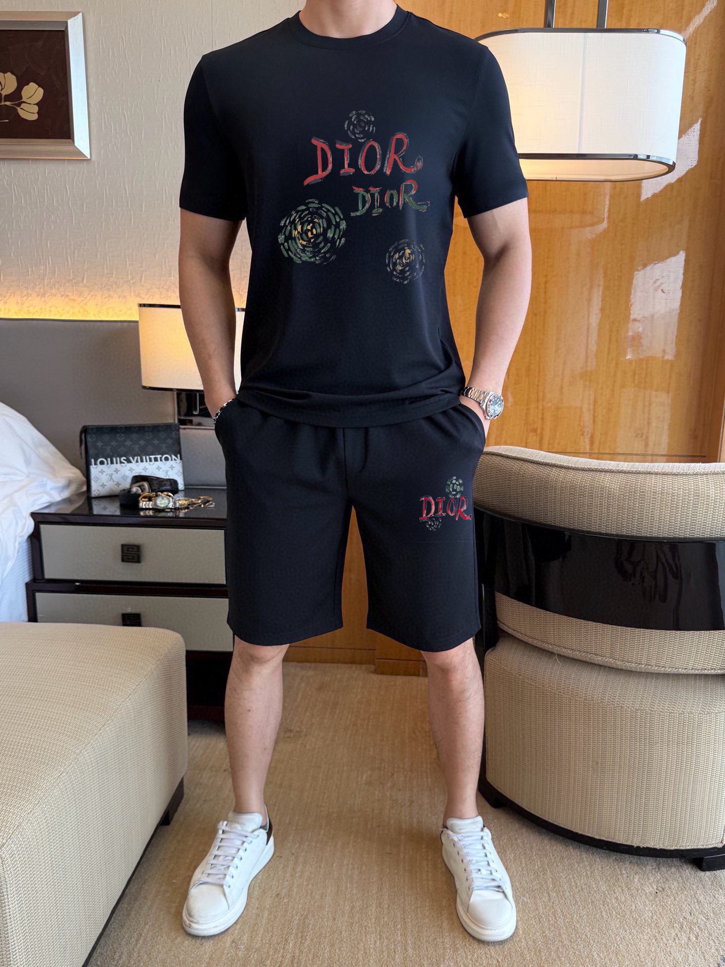 Dior 品牌【DIOR 迪奥】 2025新款男士短袖短裤套装 销售 市面高端版本 手感细腻柔软 让你穿着更加舒适 立体裁剪版型超赞 尺码:M-5XL下单请报身高体重