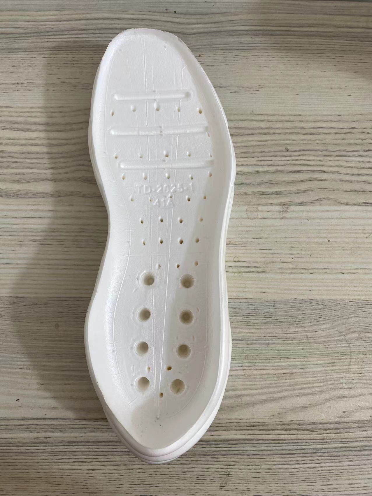 图片[2]-【纯原版】彪马彪破3 PUMA MAGNIFY NITRO 3代 PUMA跑鞋为跑步蓄 能，功能性和美观性兼备。搭载 PUMA NITRO 氮气中底，具备轻量与高缓冲回弹特性，打造柔软舒适脚感。以简约流畅的线条勾勒 PUMA 跑道，为鞋款增添一抹灵动气质。 鞋面 采用轻量化高弹织物鞋面，上脚透气舒适包覆，还确保了耐穿性和支撑性助力急速畅跑 中底 超临界NITRO氮气中底结合厚底轮廓舒适缓震，提供能力反馈，轻便柔软 跑步通勤皆可 鞋侧 PUMA 流线型跑道以明亮色彩呈现，勾勒活力运动美学 外底 采用 PUMAGRIP橡胶大底，止滑耐磨赋予跑者灵活自如的运动体验 货号 311046-03 尺码 36 37 37.5 38 38.5 39 40 40.5 41 42 42.5 43 44 44.5 45-选品中心