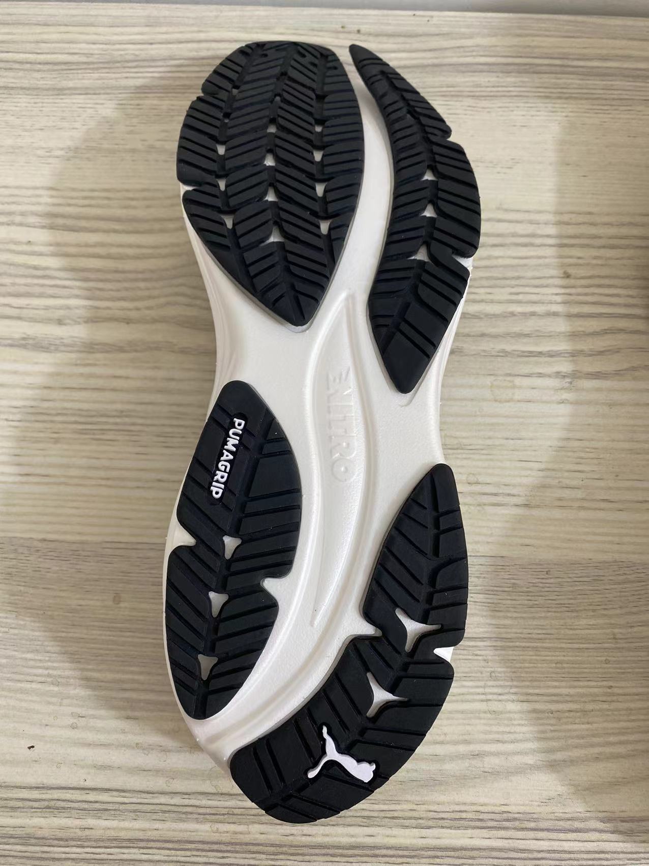 图片[3]-【纯原版】彪马彪破3 PUMA MAGNIFY NITRO 3代 PUMA跑鞋为跑步蓄 能，功能性和美观性兼备。搭载 PUMA NITRO 氮气中底，具备轻量与高缓冲回弹特性，打造柔软舒适脚感。以简约流畅的线条勾勒 PUMA 跑道，为鞋款增添一抹灵动气质。 鞋面 采用轻量化高弹织物鞋面，上脚透气舒适包覆，还确保了耐穿性和支撑性助力急速畅跑 中底 超临界NITRO氮气中底结合厚底轮廓舒适缓震，提供能力反馈，轻便柔软 跑步通勤皆可 鞋侧 PUMA 流线型跑道以明亮色彩呈现，勾勒活力运动美学 外底 采用 PUMAGRIP橡胶大底，止滑耐磨赋予跑者灵活自如的运动体验 货号 311046-03 尺码 36 37 37.5 38 38.5 39 40 40.5 41 42 42.5 43 44 44.5 45-选品中心