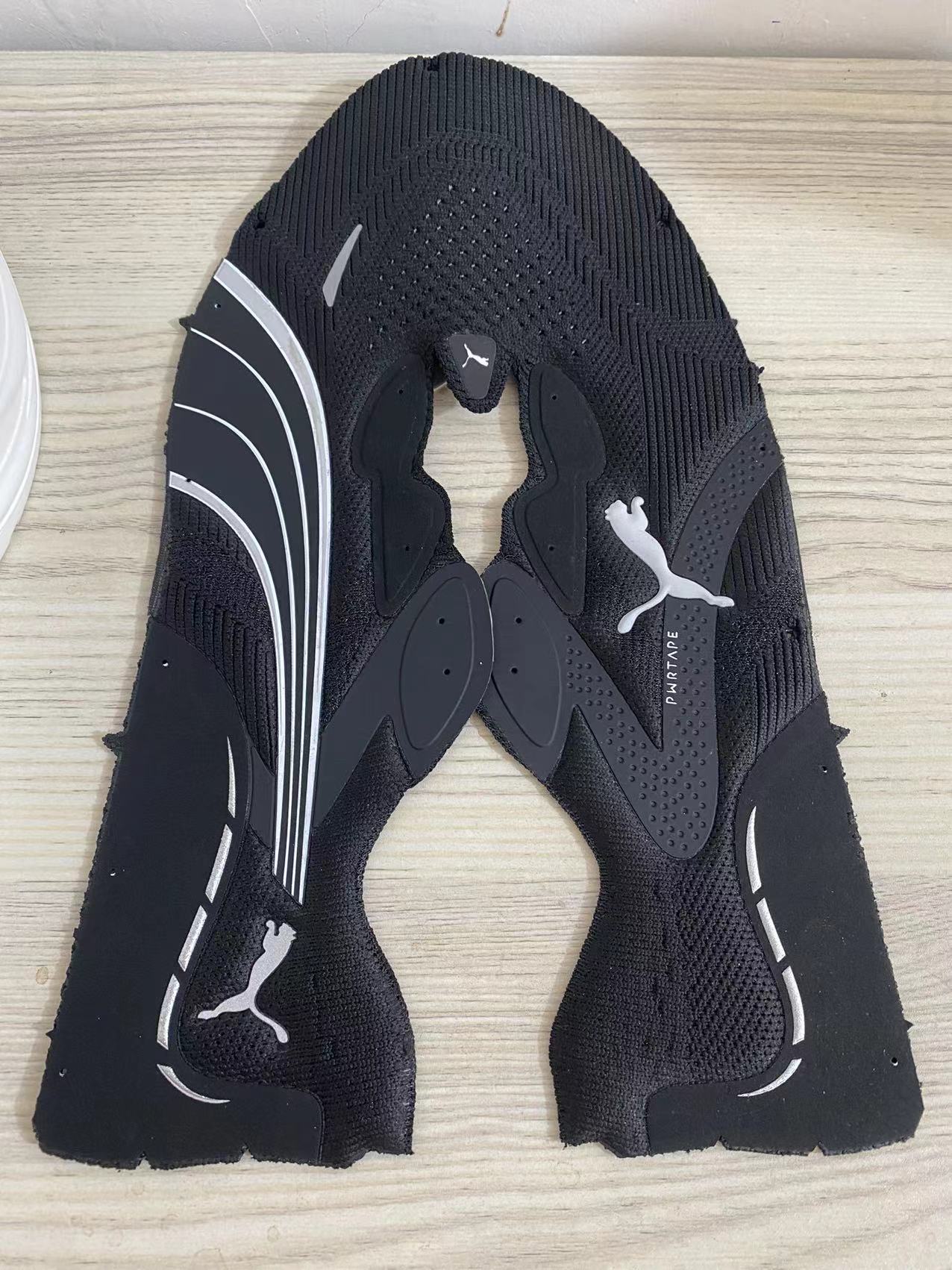 图片[4]-【纯原版】彪马彪破3 PUMA MAGNIFY NITRO 3代 PUMA跑鞋为跑步蓄 能，功能性和美观性兼备。搭载 PUMA NITRO 氮气中底，具备轻量与高缓冲回弹特性，打造柔软舒适脚感。以简约流畅的线条勾勒 PUMA 跑道，为鞋款增添一抹灵动气质。 鞋面 采用轻量化高弹织物鞋面，上脚透气舒适包覆，还确保了耐穿性和支撑性助力急速畅跑 中底 超临界NITRO氮气中底结合厚底轮廓舒适缓震，提供能力反馈，轻便柔软 跑步通勤皆可 鞋侧 PUMA 流线型跑道以明亮色彩呈现，勾勒活力运动美学 外底 采用 PUMAGRIP橡胶大底，止滑耐磨赋予跑者灵活自如的运动体验 货号 311046-03 尺码 36 37 37.5 38 38.5 39 40 40.5 41 42 42.5 43 44 44.5 45-选品中心