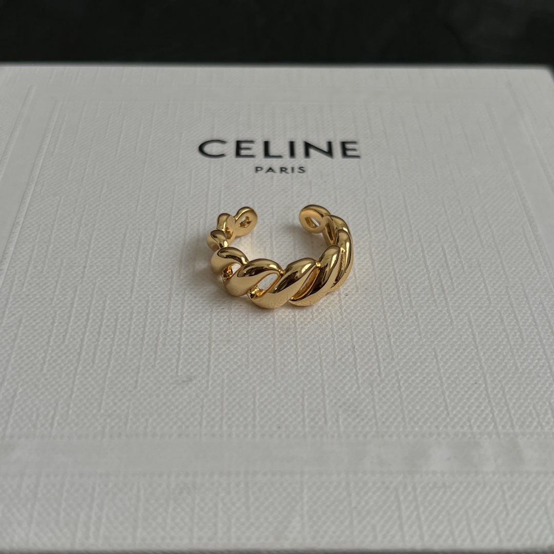 【】Celine赛琳  戒指 Celine一直是简约时尚界的标杆大胆的设计 百看不厌▪️搭配起来更Fas