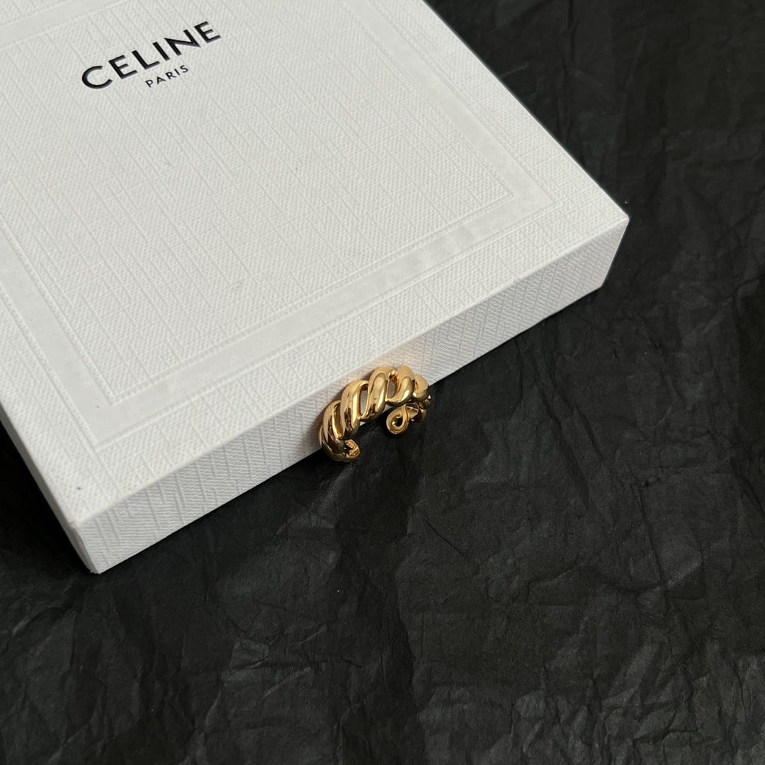 【】Celine赛琳  戒指 Celine一直是简约时尚界的标杆大胆的设计 百看不厌▪️搭配起来更Fas