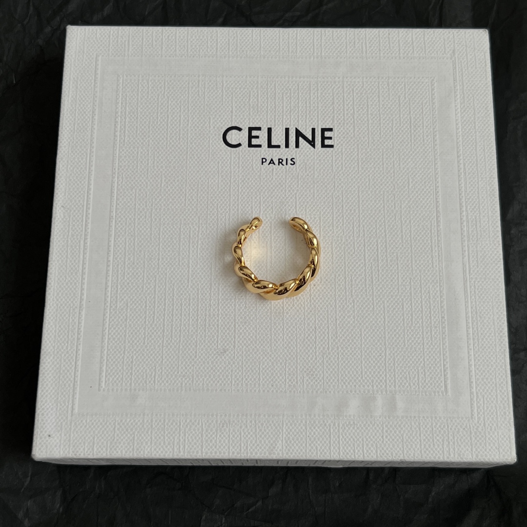 【】Celine赛琳  戒指 Celine一直是简约时尚界的标杆大胆的设计 百看不厌▪️搭配起来更Fas