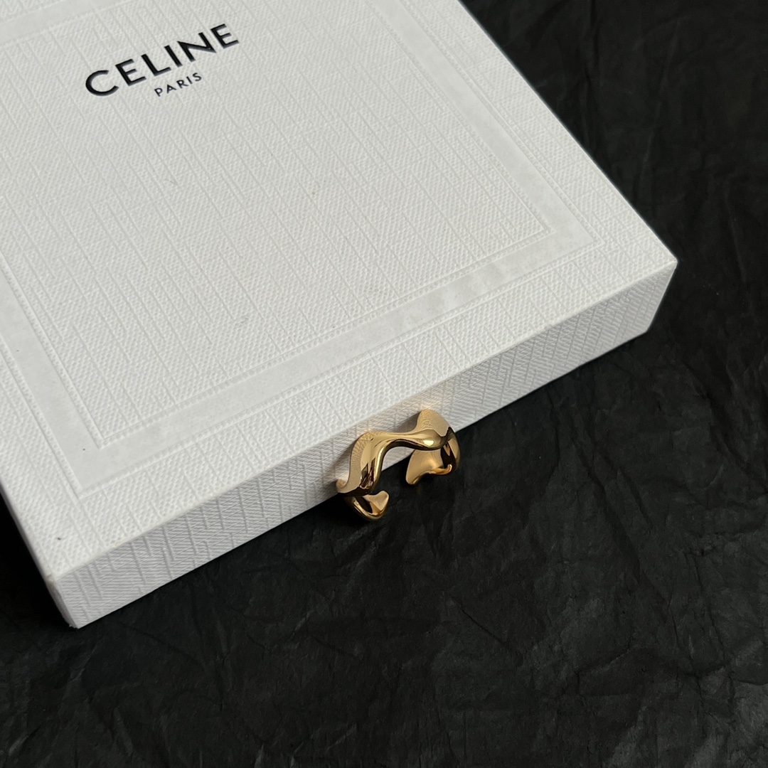 【】Celine赛琳  戒指 Celine一直是简约时尚界的标杆大胆的设计 百看不厌▪️搭配起来更Fas