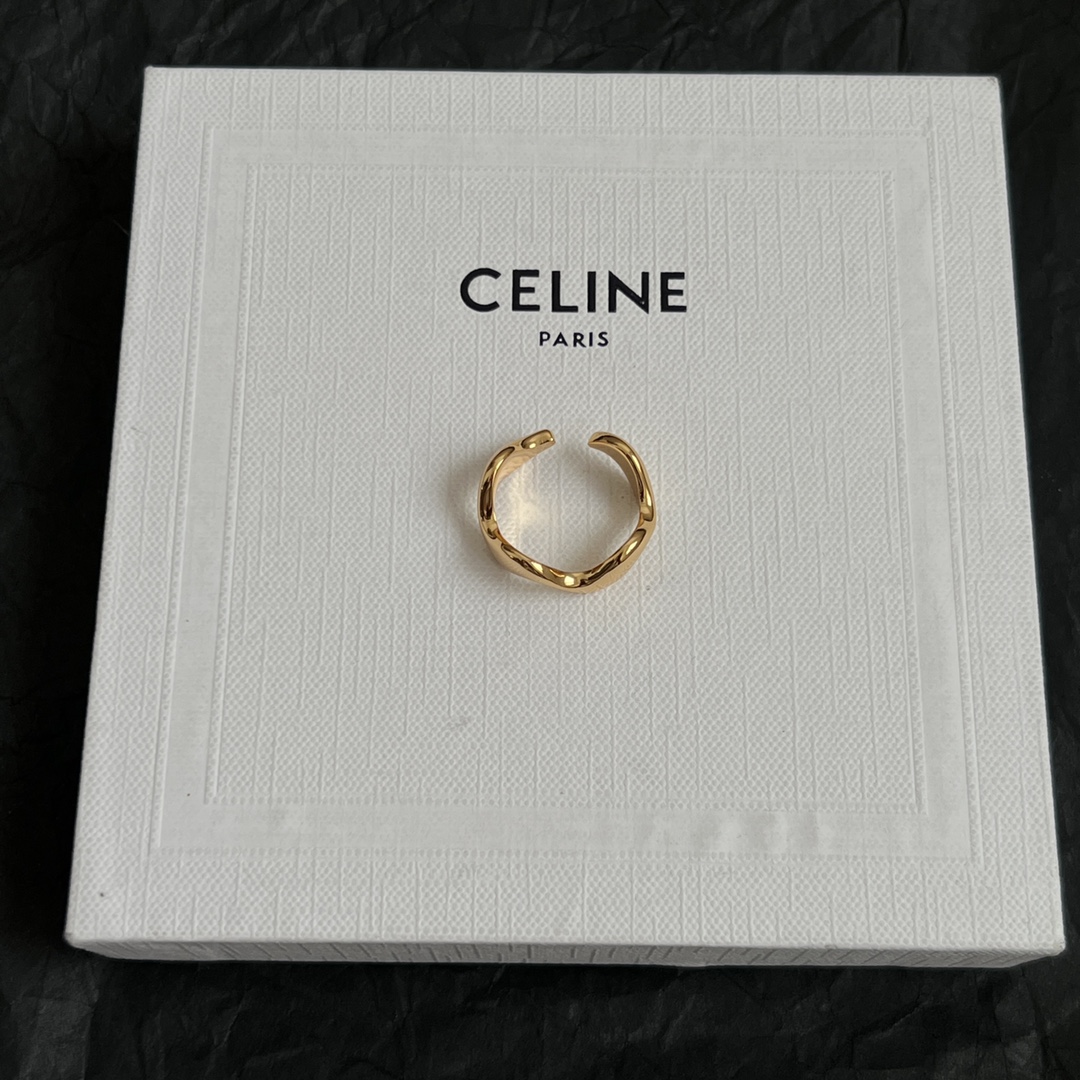 【】Celine赛琳  戒指 Celine一直是简约时尚界的标杆大胆的设计 百看不厌▪️搭配起来更Fas