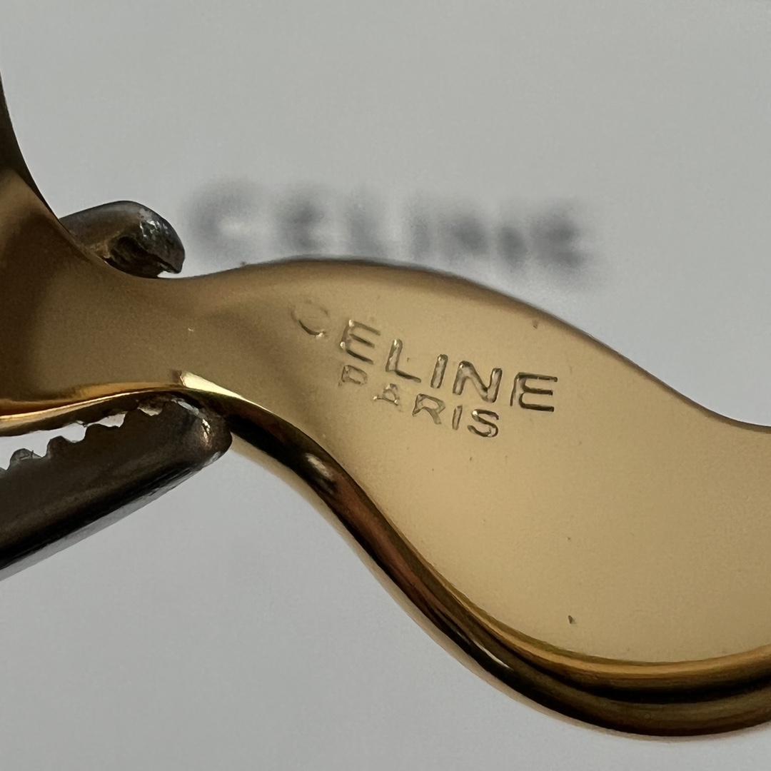 【】Celine赛琳  戒指 Celine一直是简约时尚界的标杆大胆的设计 百看不厌▪️搭配起来更Fas