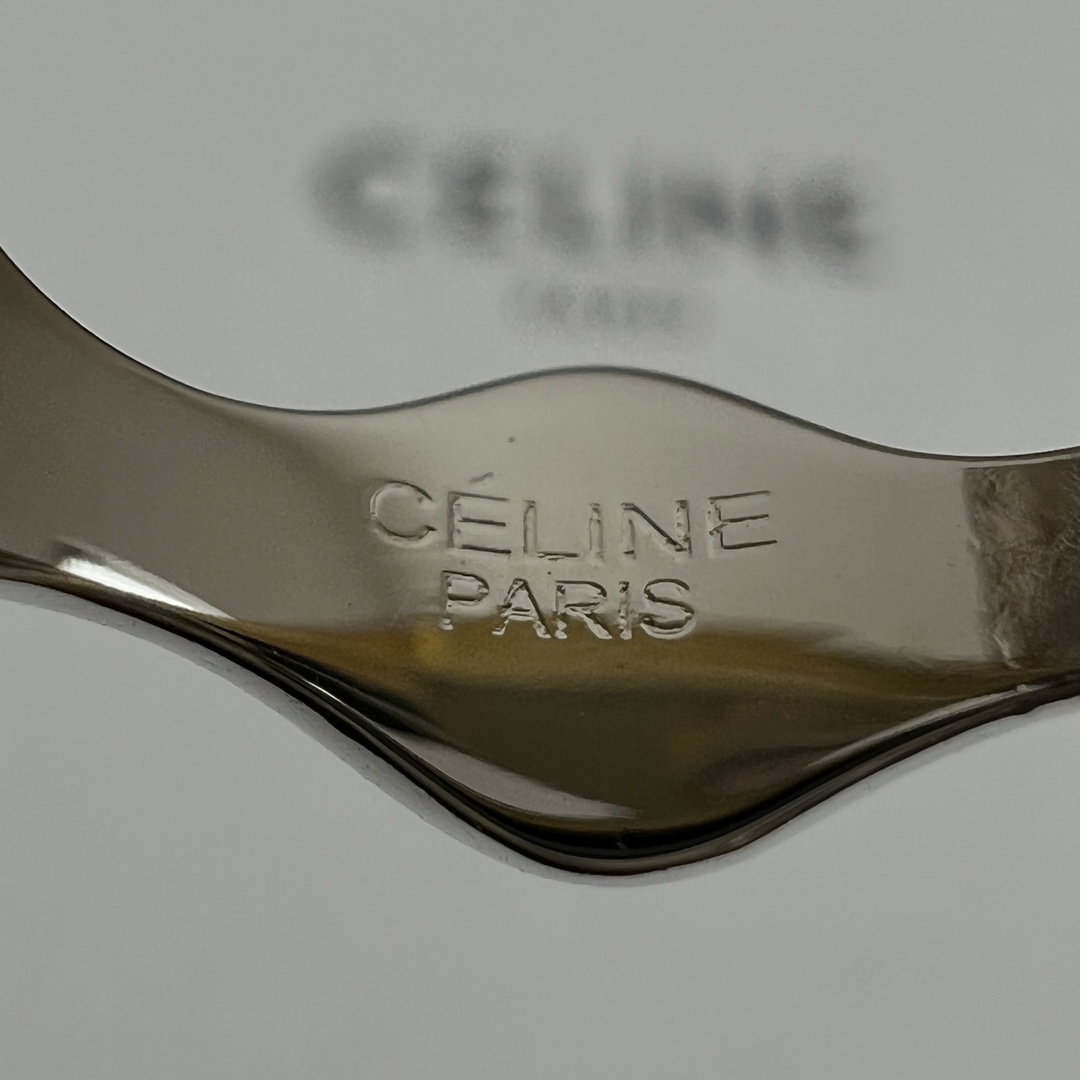 【】Celine赛琳  戒指 Celine一直是简约时尚界的标杆大胆的设计 百看不厌▪️搭配起来更Fas
