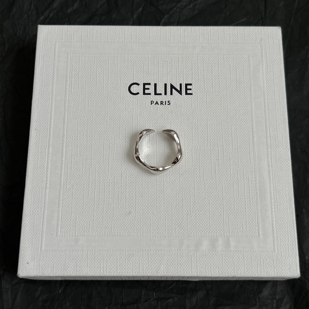 【】Celine赛琳  戒指 Celine一直是简约时尚界的标杆大胆的设计 百看不厌▪️搭配起来更Fas