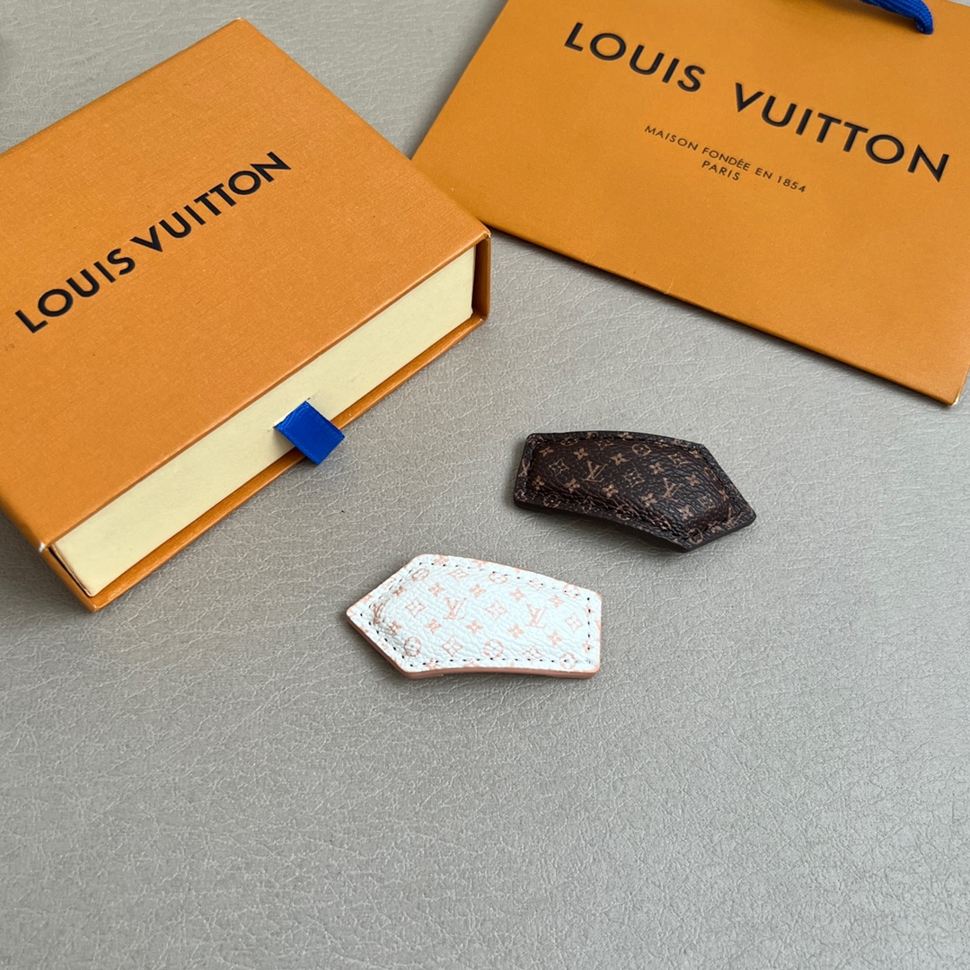 【】单只🔥新款🔥LV 发夹🔹🔹Louis Vuitton 路易威登🔹专柜一致材质 火爆款出货 设计独特 
