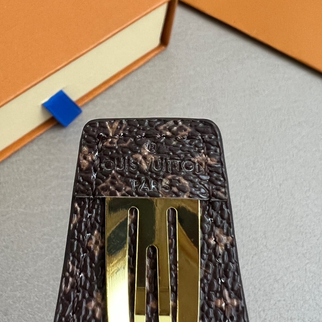【】单只🔥新款🔥LV 发夹🔹🔹Louis Vuitton 路易威登🔹专柜一致材质 火爆款出货 设计独特 