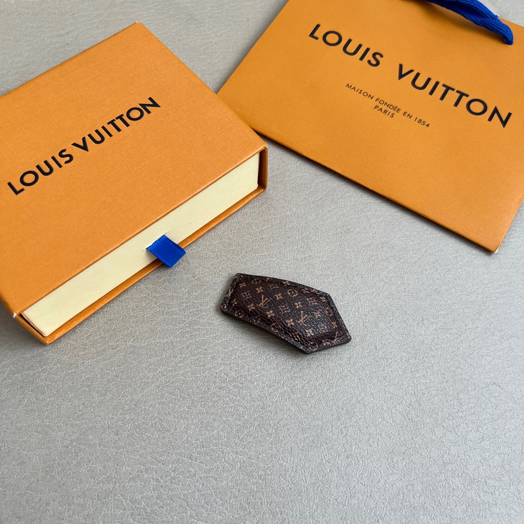【】单只🔥新款🔥LV 发夹🔹🔹Louis Vuitton 路易威登🔹专柜一致材质 火爆款出货 设计独特 
